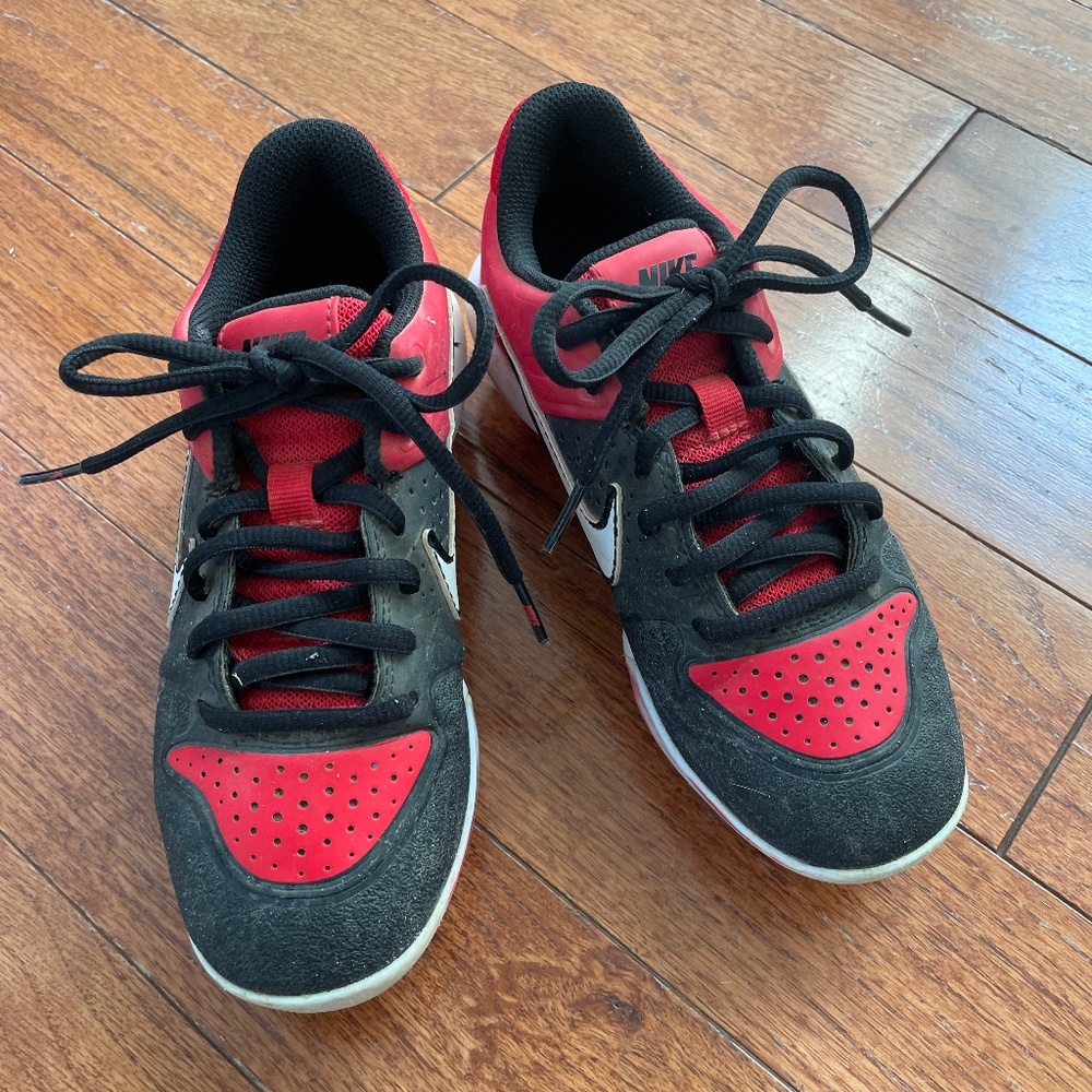 Youth baseball cleats size 1.5Y